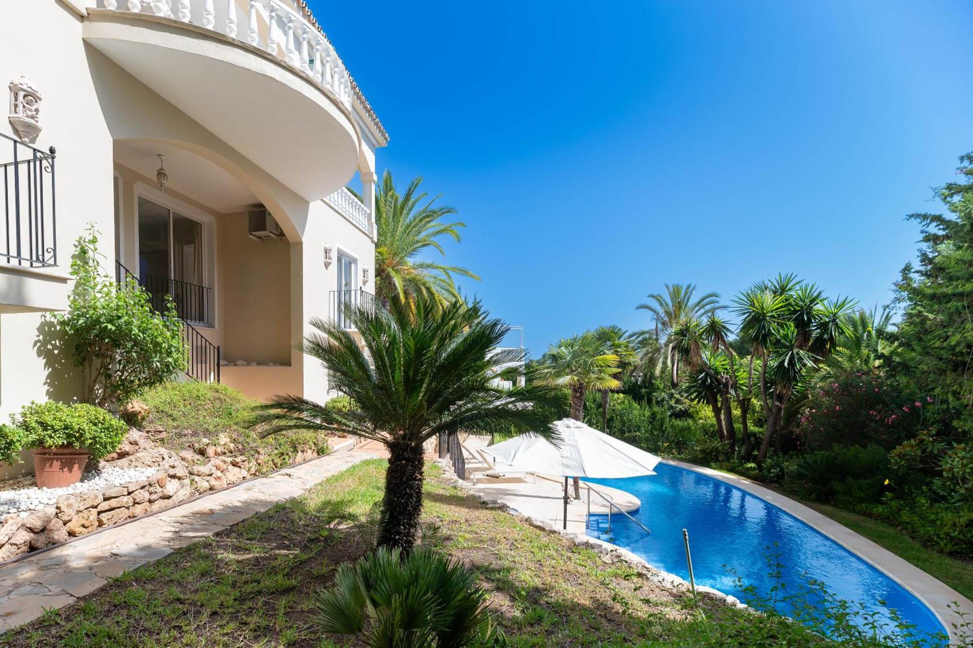 4 Bdrm Andalusian W Cinema & Sea Views Apartamento Marbella