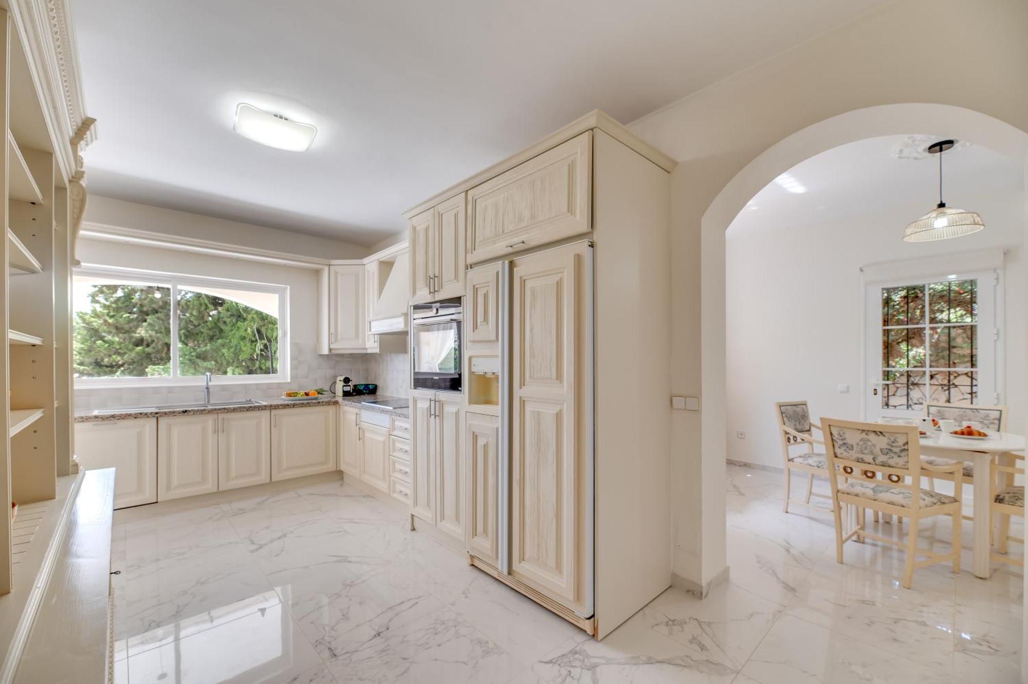 4 Bdrm Andalusian W Cinema & Sea Views * Marbella