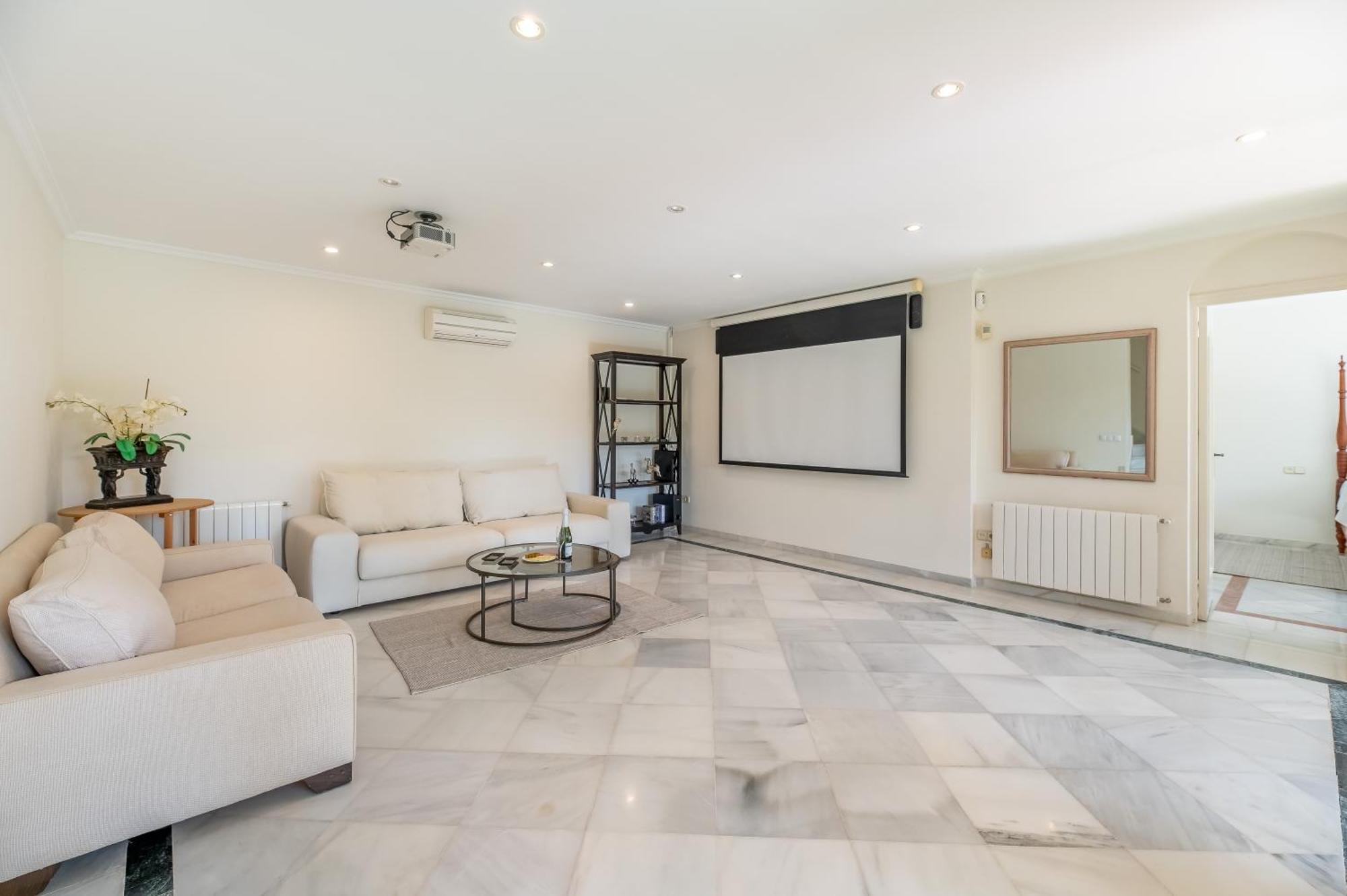 4 Bdrm Andalusian W Cinema & Sea Views Appartamento *